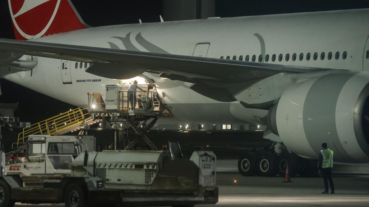 Tedarik programına uygun olarak aşı sevkiyatı devam ediyor. Çin`den gelen aşıları taşıyan uçak, sabah saatlerinde İstanbul Havalimanı`na indi.