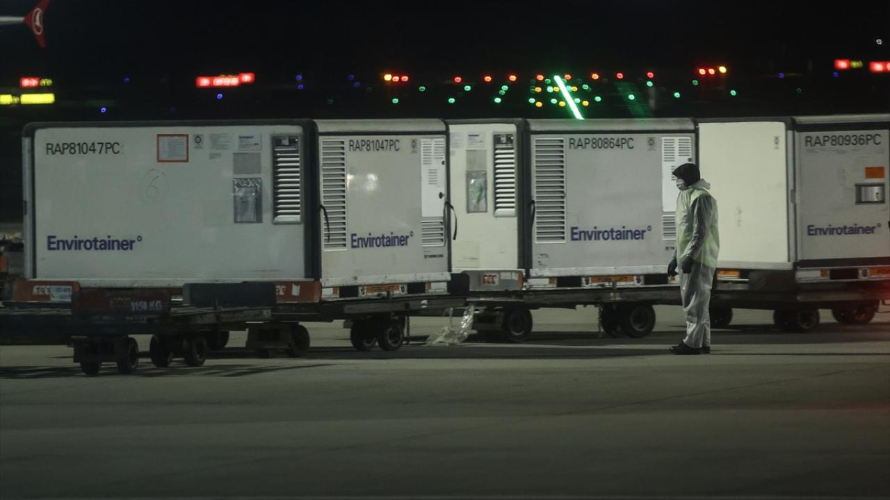 Aşıların gelişini duyuran Sağlık Bakanı Koca, ``Tedarik programına uygun olarak aşı sevkiyatı devam edecek`` dedi. 