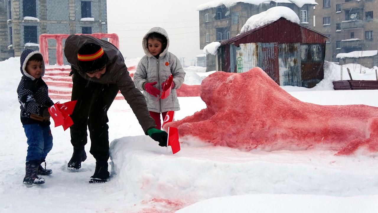 Buzdan yapılan tabletle de Atatürk için şiir yazıp okuyan Hira Karahan, bir gün mutlaka Anıtkabir’e gideceğini söyledi.