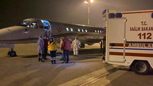 Koronavirüs hastası Hollandadan ambulans uçakla Türkiyeye getirildi