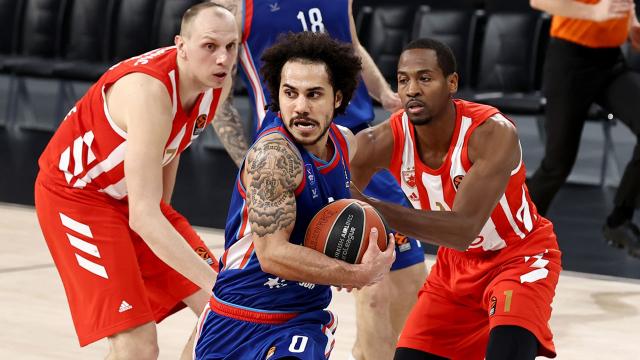 Anadolu Efes evinde kazandı