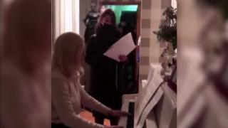 Polis gözaltına almaya geldi, o piyano çalmaya devam etti