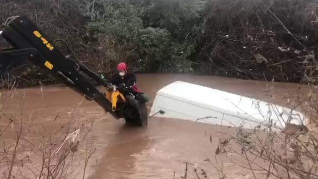Manisada çaya düşen aracın sürücüsü aranıyor