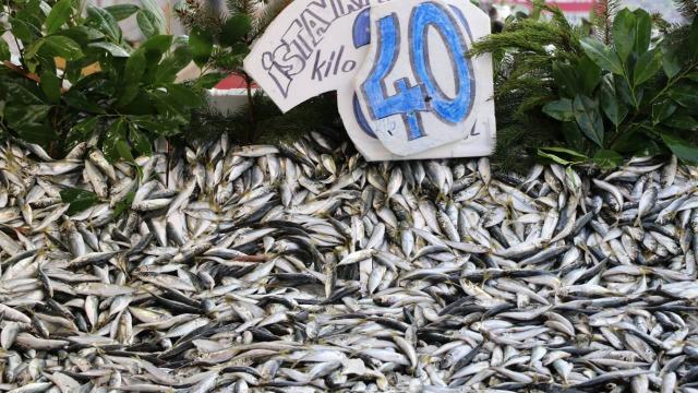 Balıkçıların lodostan denize açılamaması tezgahlardaki çeşidi ve fiyatı etkiledi