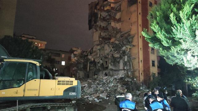 Yıkımı devam eden bina lodosa dayanamadı