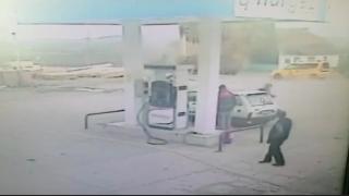 Fırtınada uçan çatı otomobilin üzerine düştü