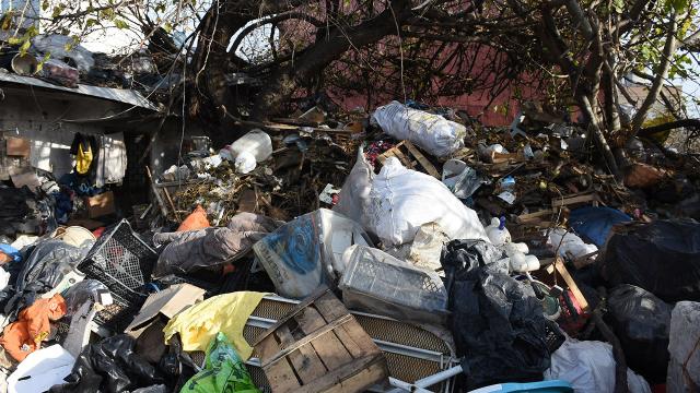Mersinde çöp evden 30 ton atık çıkarıldı