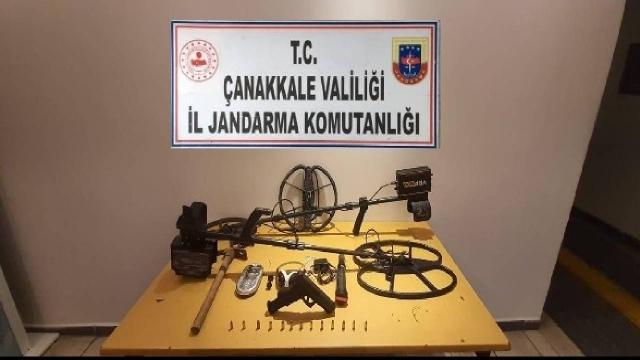 Dedektörle define arıyorlardı, jandarmaya yakalandılar