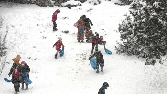 Denizlide kar yağışı sonrası teleferikle çıkılan yaylaya ilgi arttı