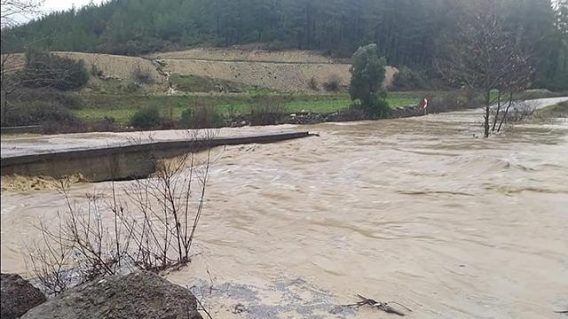 Burdurda sağanak nedeniyle dereler taştı