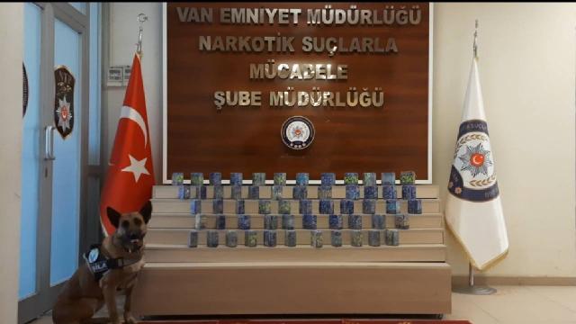 Vanda elma kurularının arasına gizlenmiş 28 kilo 700 gram eroin bulundu
