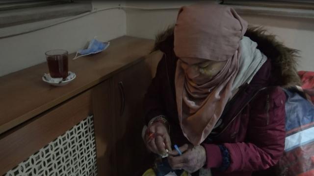 Bursada güvenlik güçleri, sokakta üşümesi üzerine polis merkezine götürdükleri evsiz kadına çay ikram etti