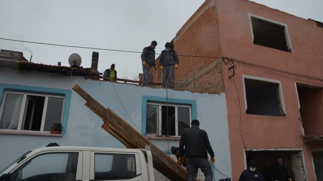 Kütahyada şiddetli rüzgardan yıkılan duvar bir eve zarar verdi