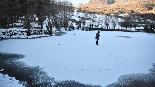 Giresunda buz tutan gölet ve akarsu güzel görüntüler oluşturdu
