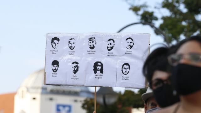 Irkçı teröristin babası aileleri ölümle tehdit etti