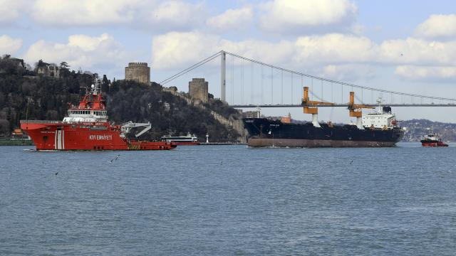 Beykozda makine arızası nedeniyle demir atan kargo gemisi Ahırkapıya götürülüyor