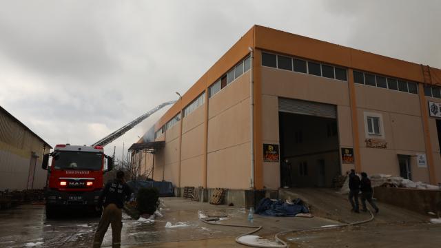 İzmirde palet fabrikasında çıkan yangına müdahale ediliyor