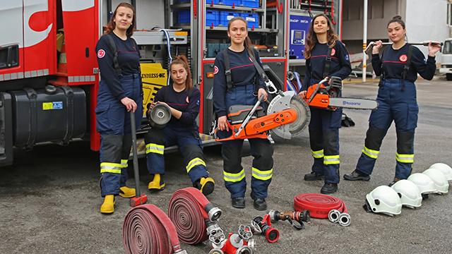 Kadın itfaiyeciler performanslarıyla göz dolduruyor