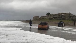 Kamyonet dalgaların arasında kaldı