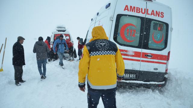 Hakkaride doğum sancıları başlayan kadının yardımına ekipler yetişti