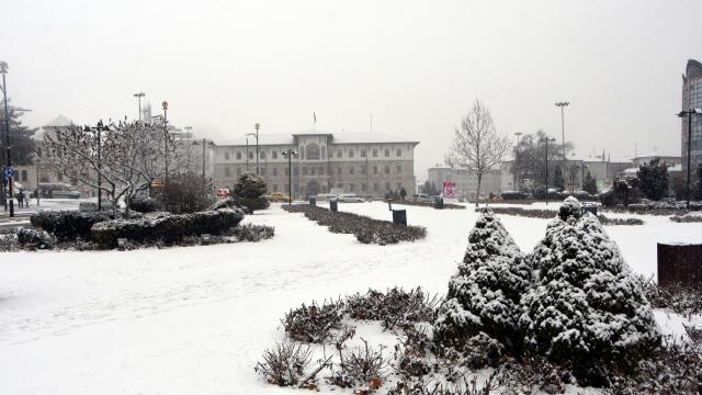Sivasta kar yağışı: 385 yerleşim yerinin yolu kapandı