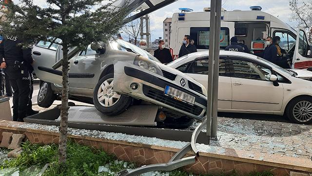 Polisin "dur" ihtarına uymayan sürücü kaza yaptı