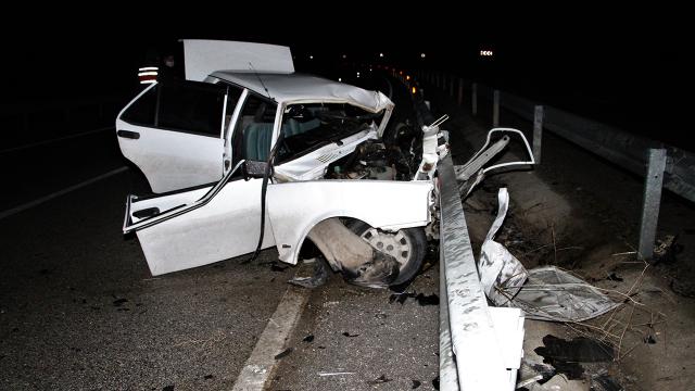 Ters yöne giren araç kamyonla çarpıştı: 1 ölü, 1 yaralı