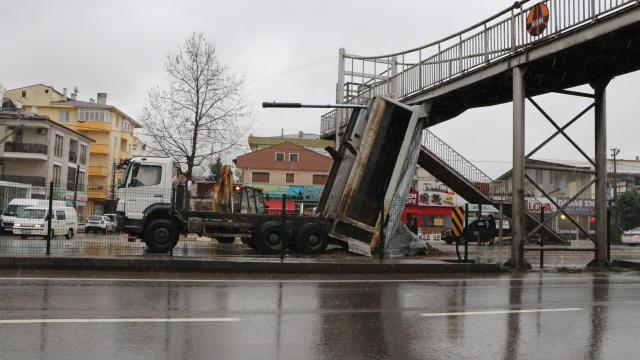 Yalovada damperi açık kalan kamyon üst geçide çarptı