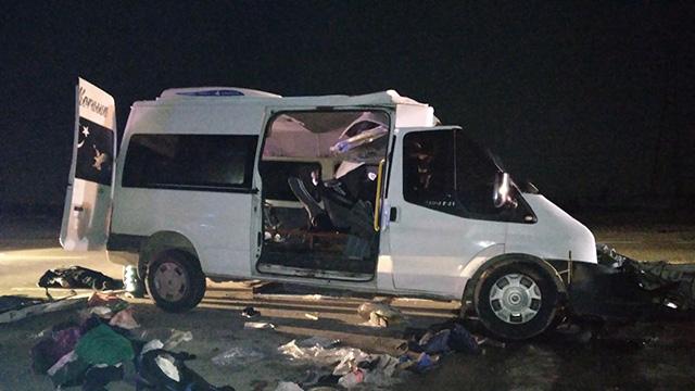 Balıkesirde işçi servisi tıra çarptı: 2 ölü, 10 yaralı