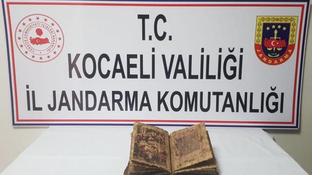 Kocaelide bir araçta tarihi eser niteliğinde İncil ele geçirildi