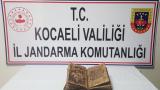 Kocaeli'de bir araçta tarihi eser niteliğinde İncil ele geçirildi