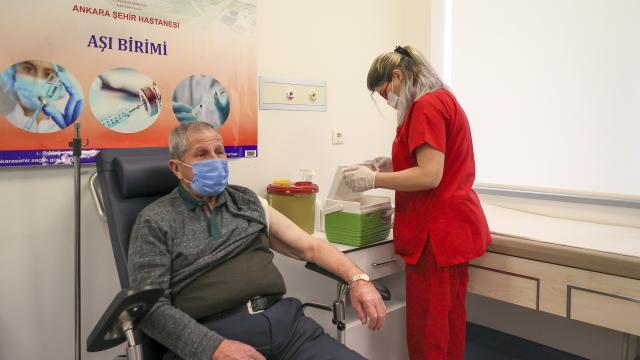 75 yaş üzerindeki kişilerin aşılanmasına başlandı