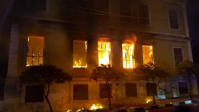 Lübnandaki protestolarda kamu binaları ateşe verildi