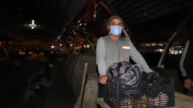 Manisada temizlik işçisi, pazar yerinde bulduğu paraları sahibine ulaştırdı