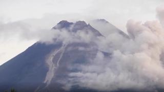 Merapi Yanardağı'nda son 6 saatte 22 patlama