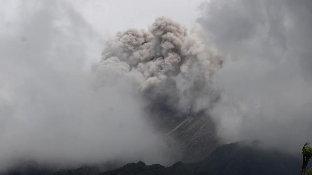 Merapi Yanardağında son 24 saatte 52 patlama