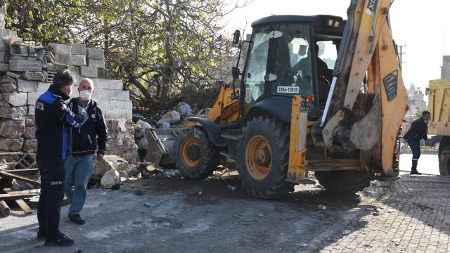 Mersinde bir evden 15 kamyon çöp çıkarıldı