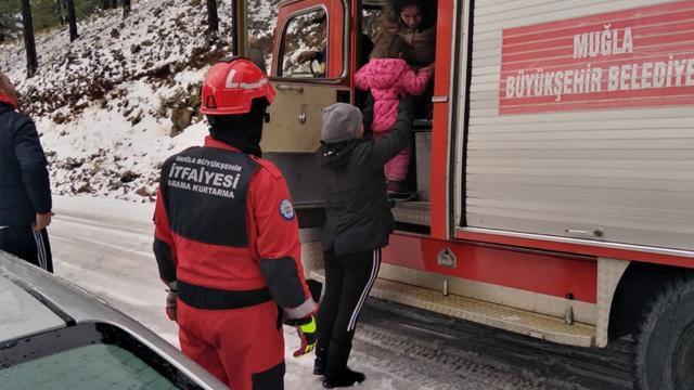 Yaylada kaza: Araçlarında mahsur kalan 15 kişi kurtarıldı