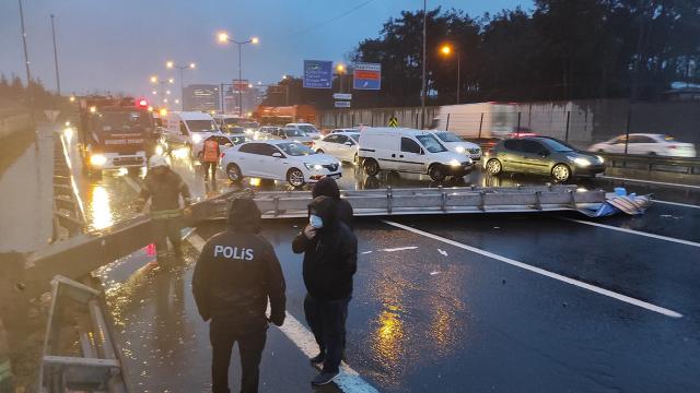 İstanbulda yön tabelası yola devrildi, araçlar kaza yaptı