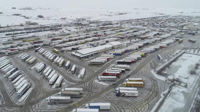 Avrupaya malzeme taşıyan 1400 tır çıkış için sıra bekliyor