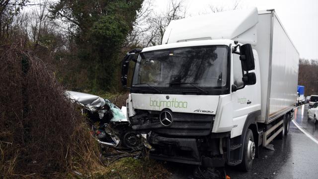 İstanbulda kamyonla çarpışan otomobildeki kişi öldü, sürücüsü yaralandı