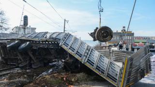Trenle tır hemzemit geçitte böyle çarpıştı