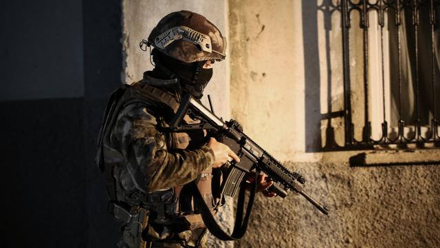 İstanbulda zehir tacirlerine operasyon: 52 gözaltı