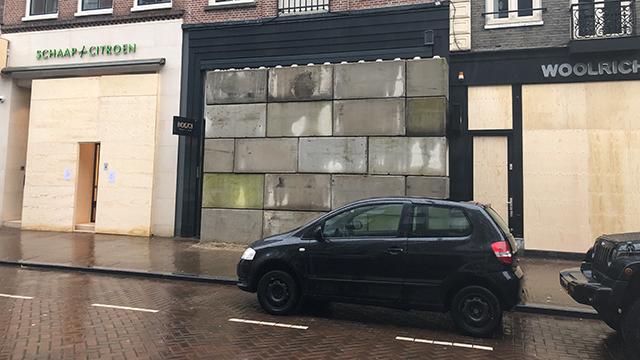 Amsterdamda yağmalama önlemi: Vitrinler beton bloklarla kapatıldı