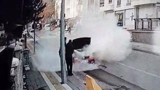 Otomobilde çıkan yangını polisler söndürdü