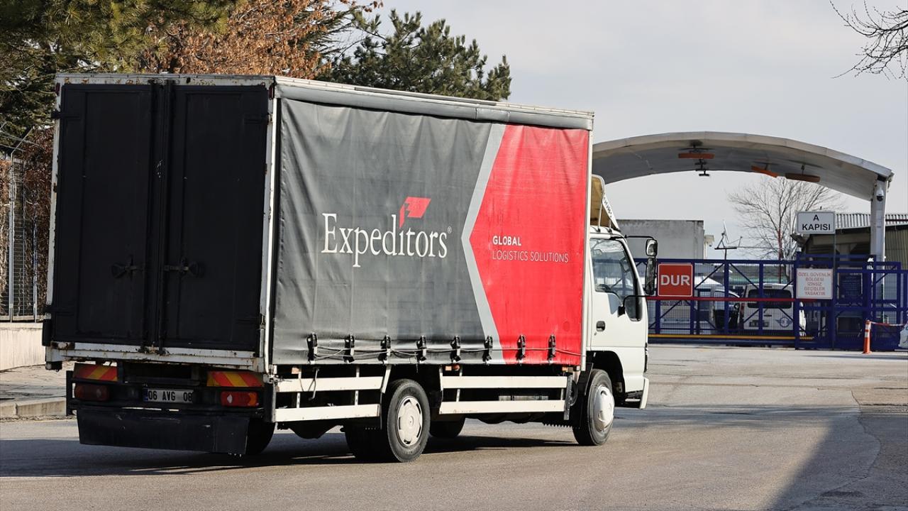 Ankara`ya ulaşan aşıların bulunduğu konteynerler, Sağlık Bakanlığı Halk Sağlığı Genel Müdürlüğü Aşı ve İlaç Deposu`na nakledildi.