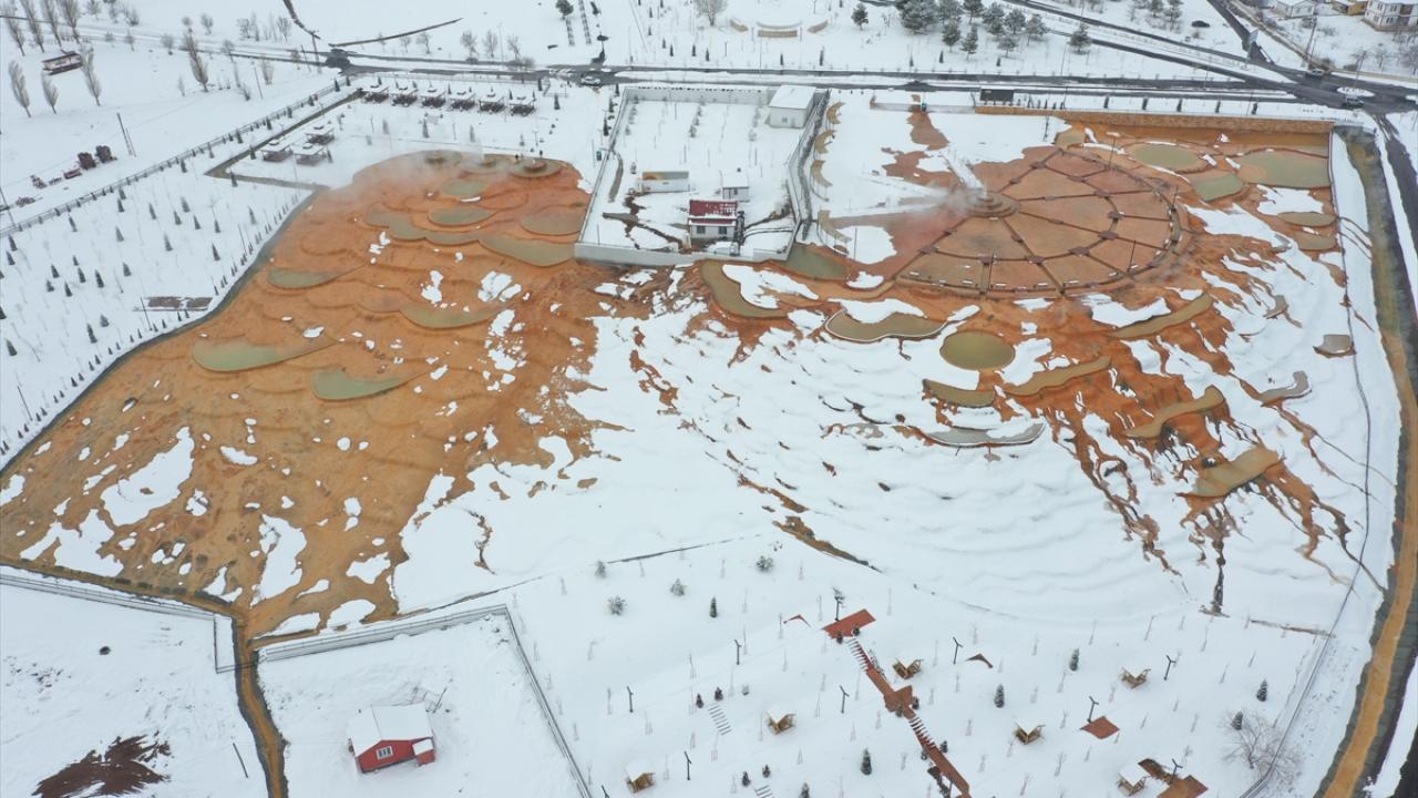 Sivas`ta, Pamukkale`den esinlenilerek basamak havuzlar şeklinde düzenlenen ve sudaki kükürdün oluşturduğu sarı tortulardan adını alan Altınkale`de kar yağışının ardından kartpostallık görüntüler oluştu. 