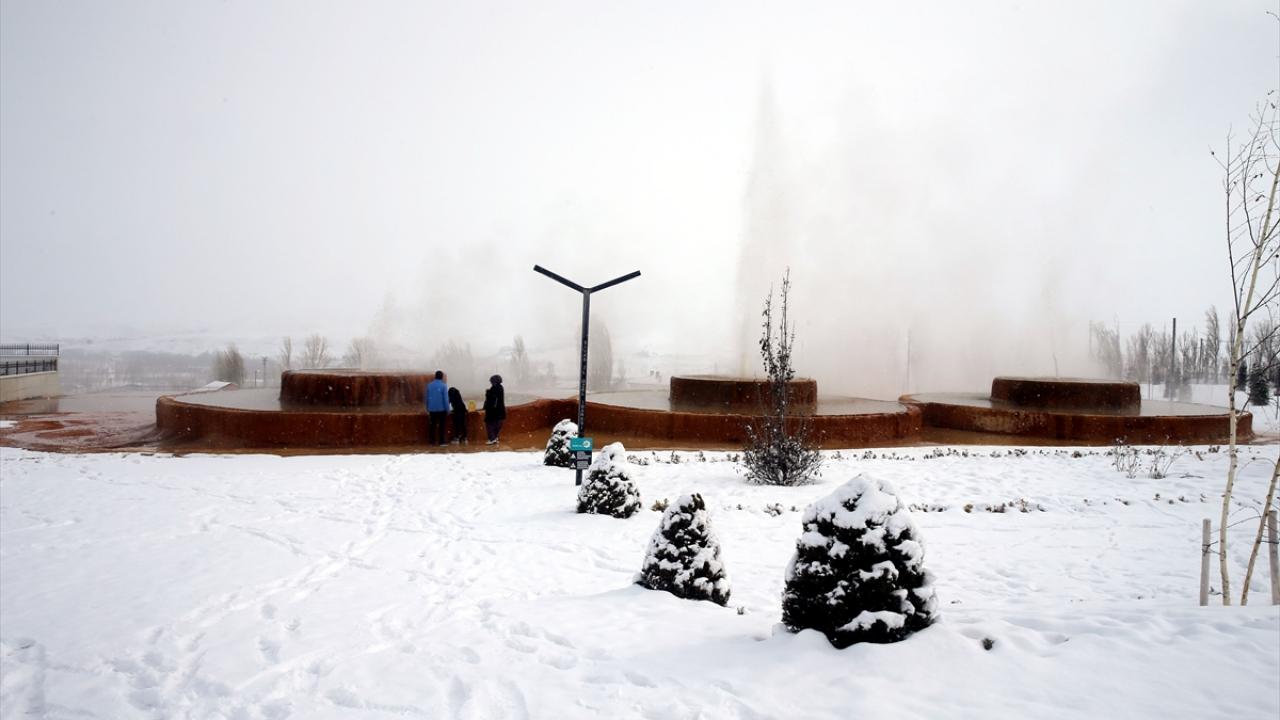 Kar yağışının ardından Altınkale`de bulunan süs havuzlarındaki jeotermal suyun oluşturduğu buhar, güzel görüntüler ortaya çıkardı.