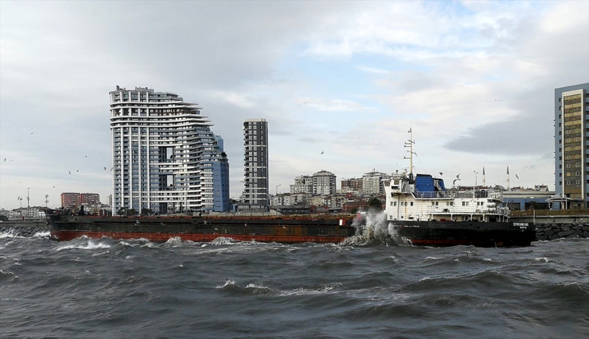 Kıyı Emniyeti Genel Müdürlüğünden yapılan açıklamaya göre, Zeytinburnu Zeyport önlerinde demirli bulunan 108 metre uzunluğundaki Comoros bayraklı "STREAMLINE" isimli genel kargo gemisi, hava muhalefeti nedeniyle demir attı. 