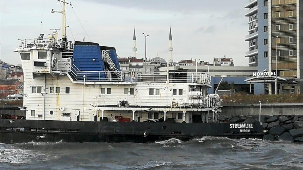 Fırtına nedeniyle sürüklenen gemi, sancak tarafından karaya oturdu.